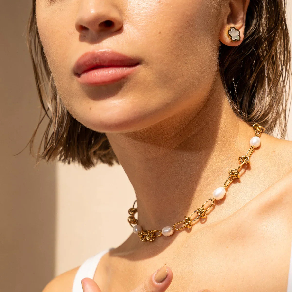 Knot and Pearl Necklace Plated in 18k Gold