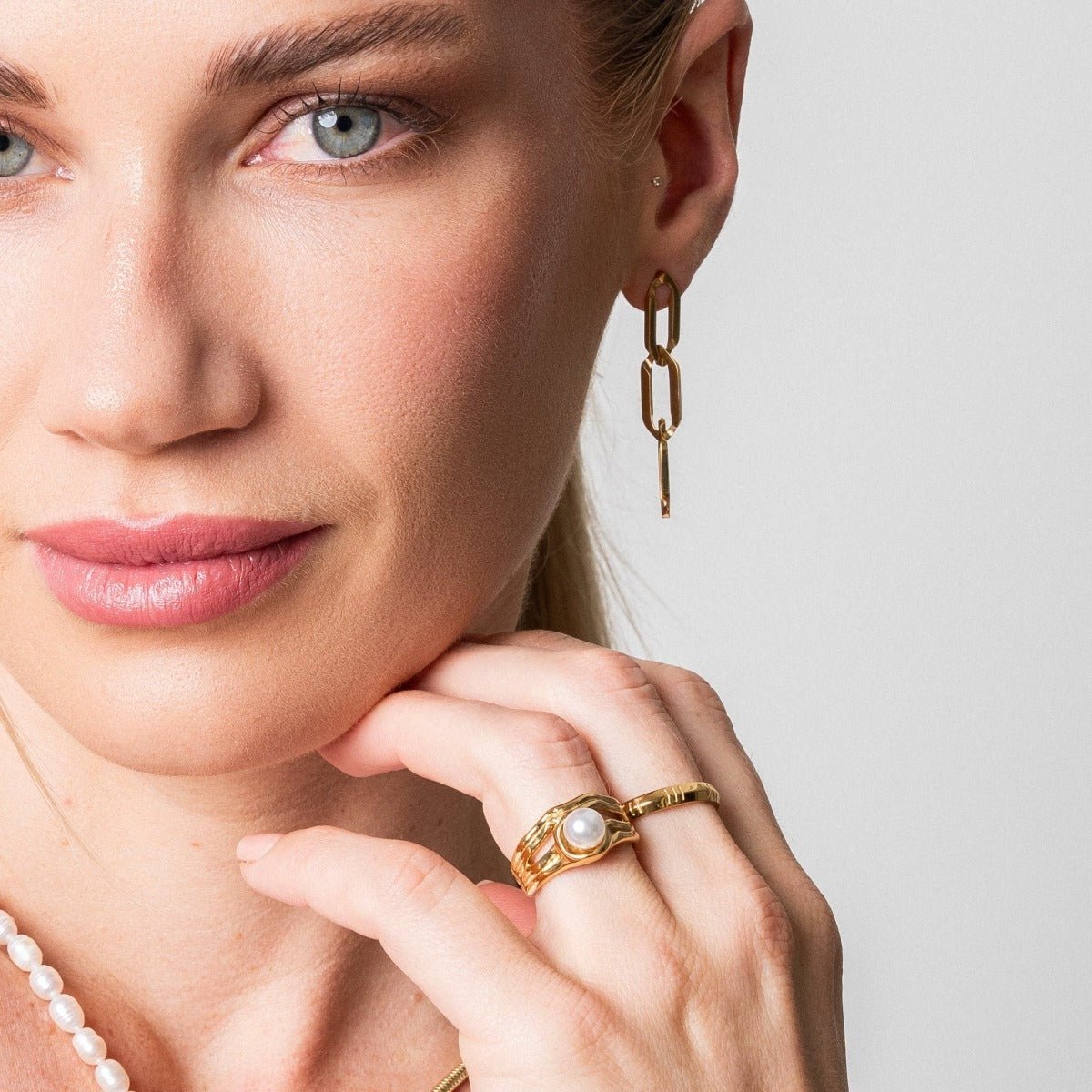 Catalina Pearl Solitaire Ring Plated in 18k Gold