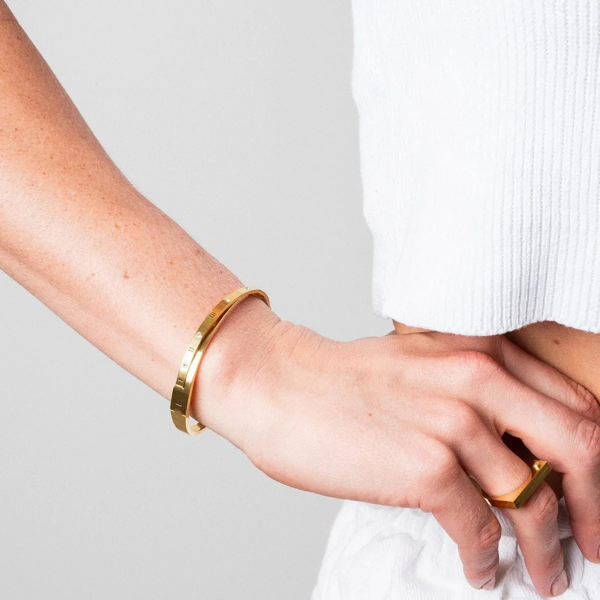 Intertwined Roman Numeral Bracelet 18k Gold Plated