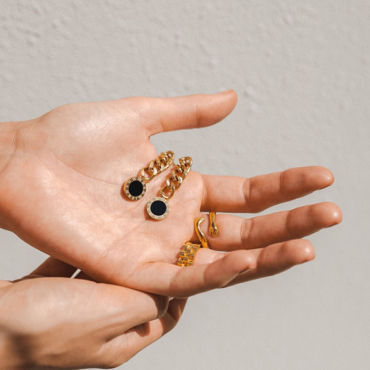 Glamour Chain Earring with Onyx Stone Plated in 18K Gold