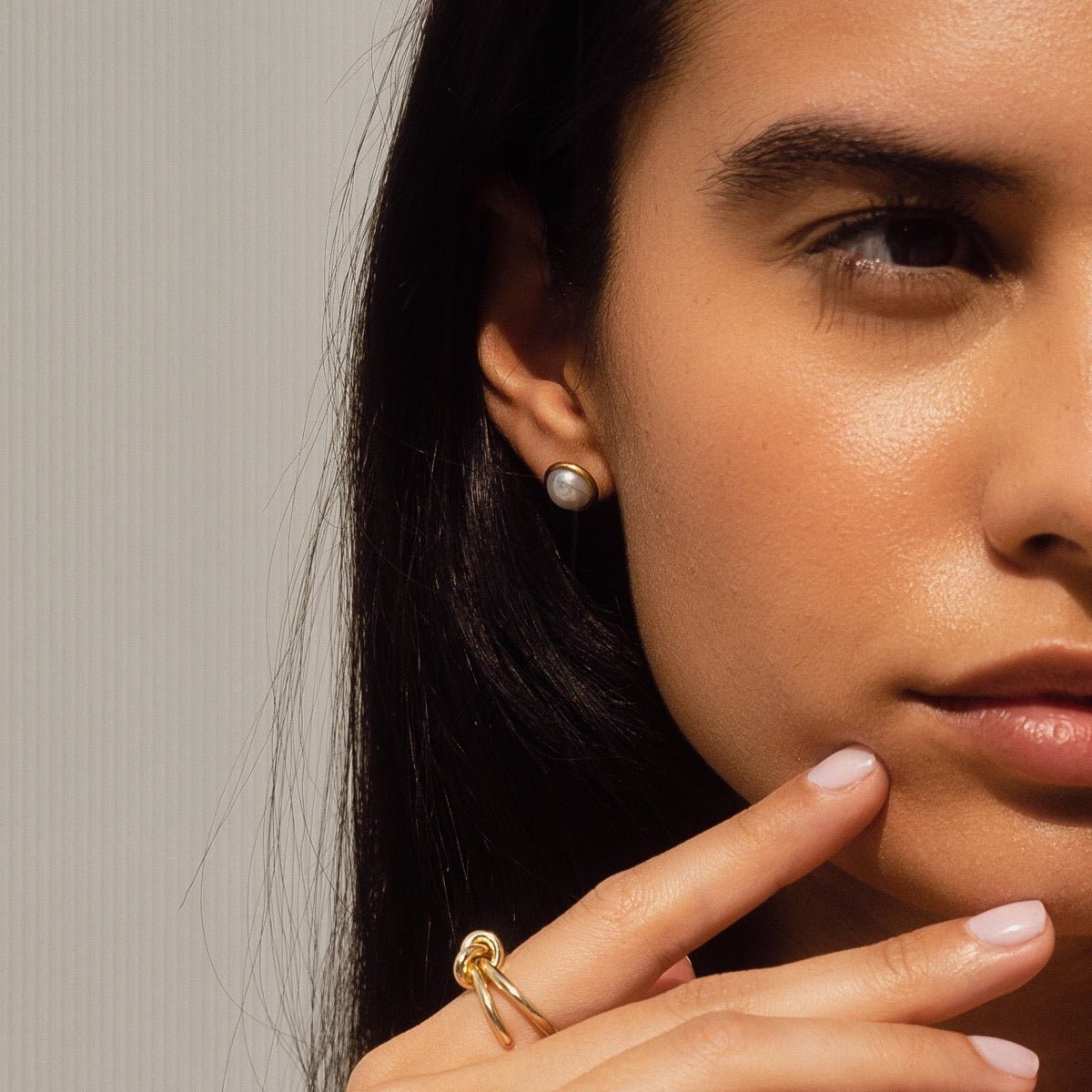 Solitaire Pearl Earring Plated in 18K Gold