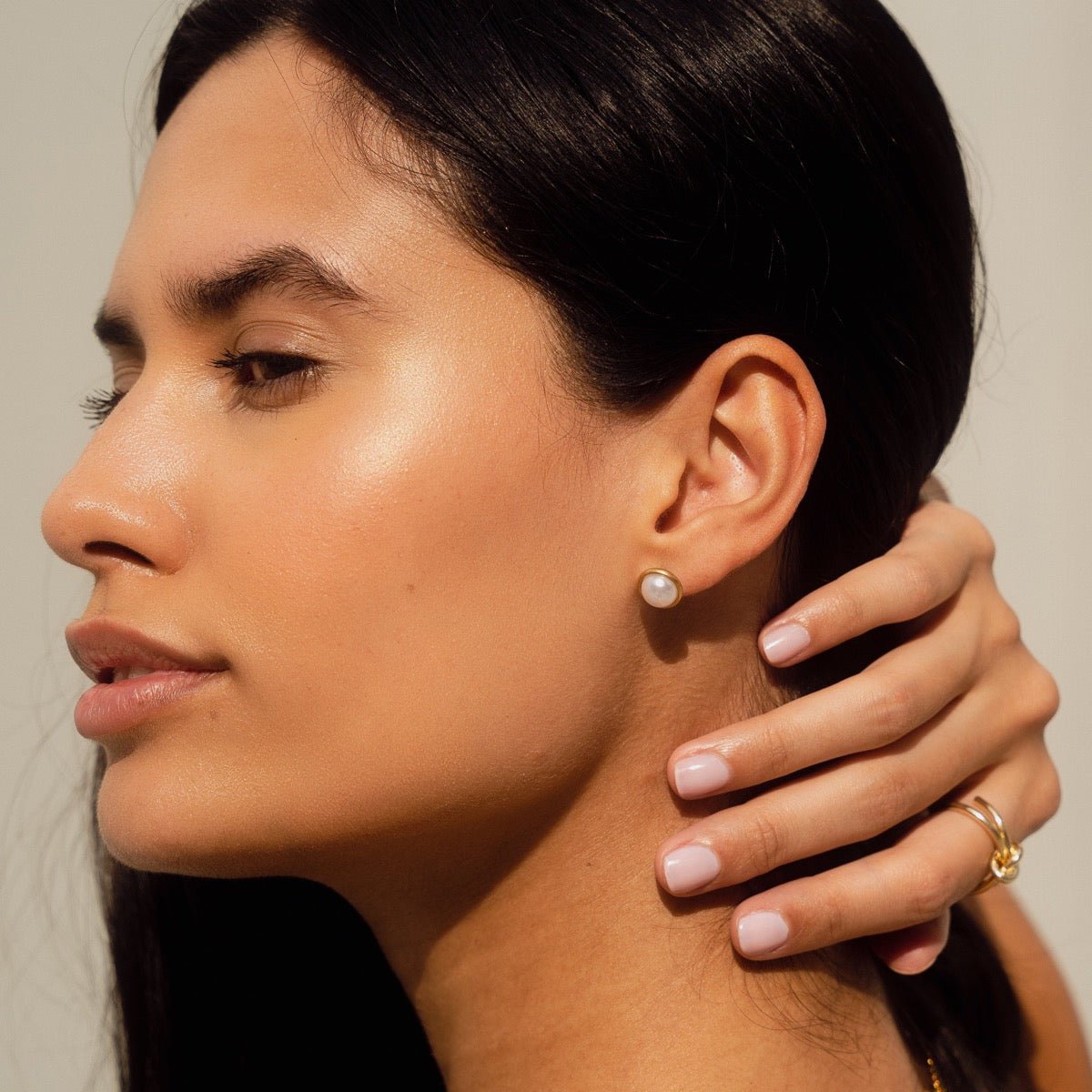 Solitaire Pearl Earring Plated in 18K Gold