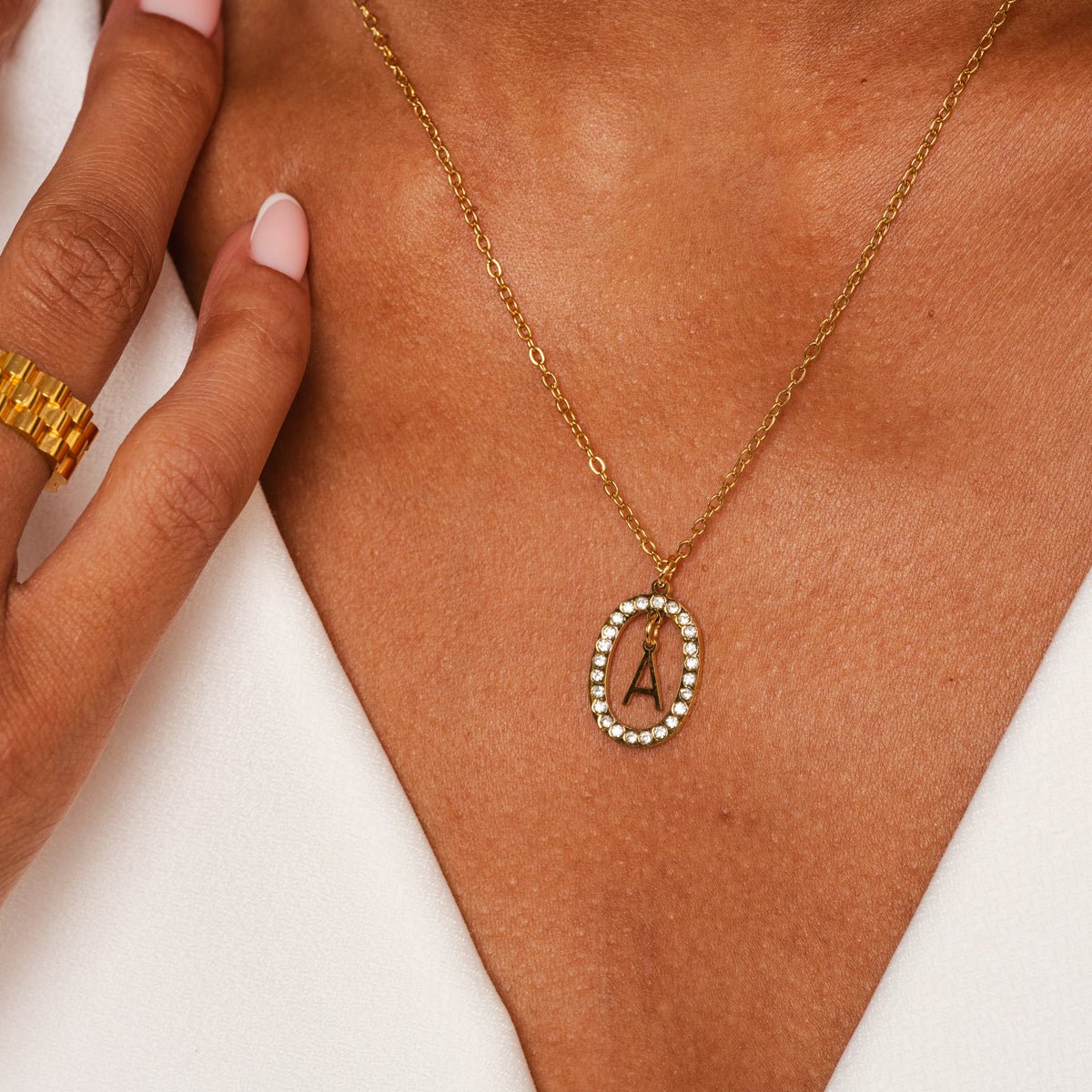 Collier prismatique avec initiale plaqué or 18 carats