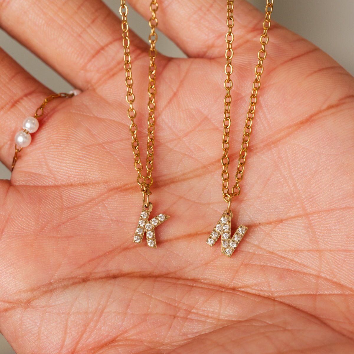 Collier avec initiale et pierre plaqué or 18 carats