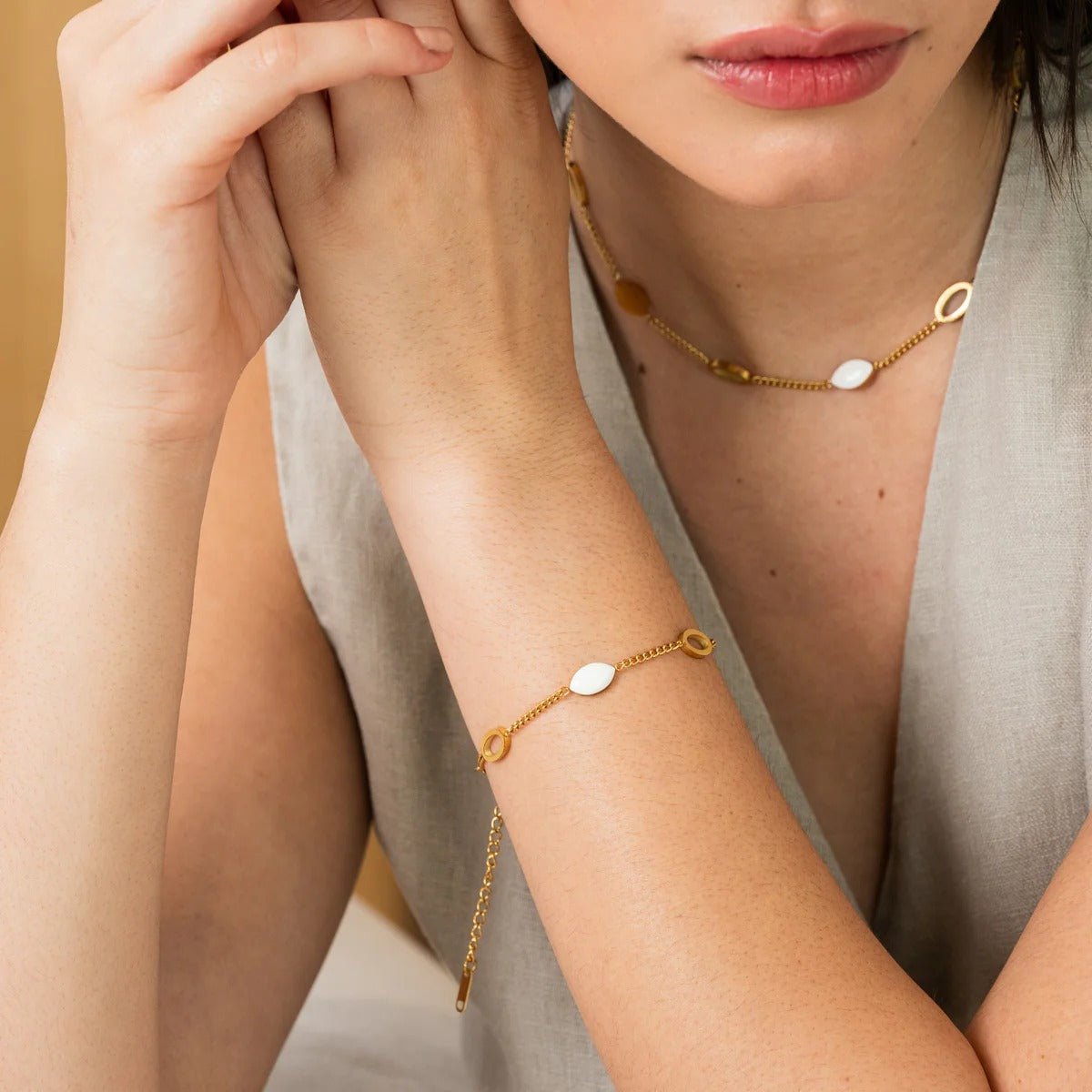 Oval Pendant Necklace Revyora Plated in 18K Gold