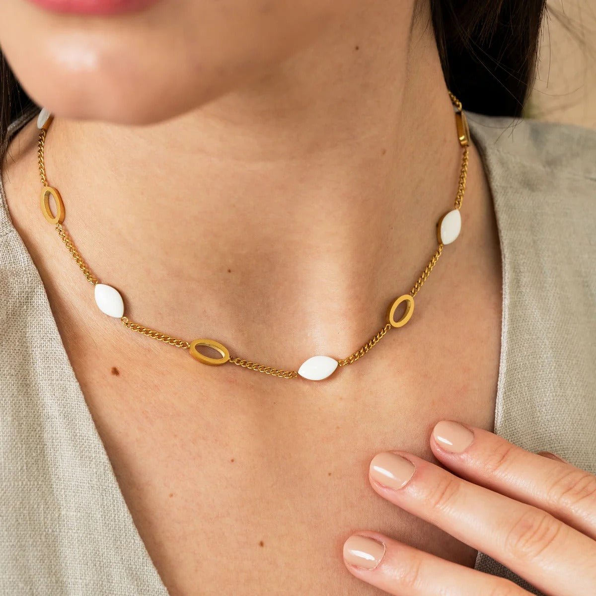 Oval Pendant Necklace Revyora Plated in 18K Gold