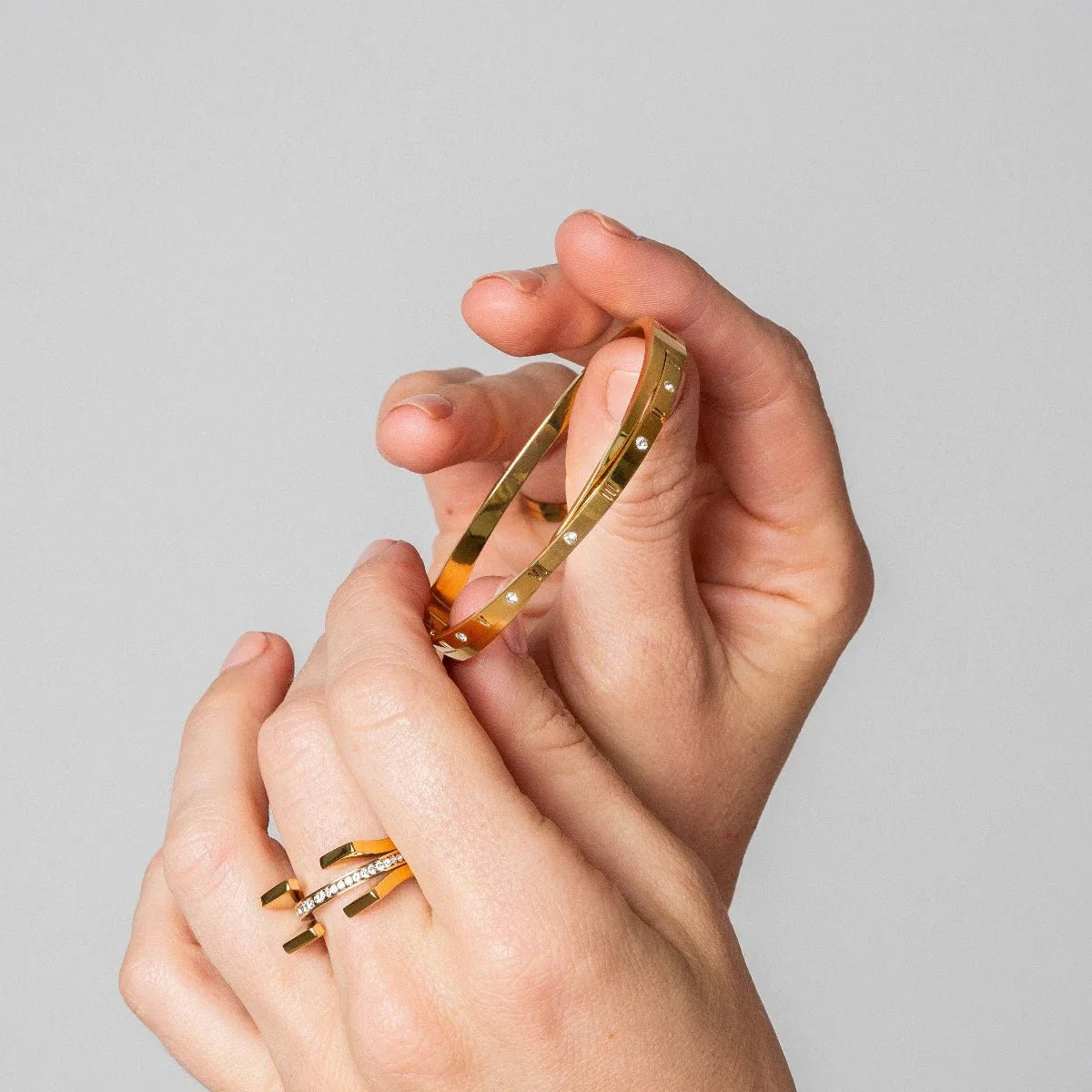 Intertwined Roman Numeral Bracelet 18k Gold Plated