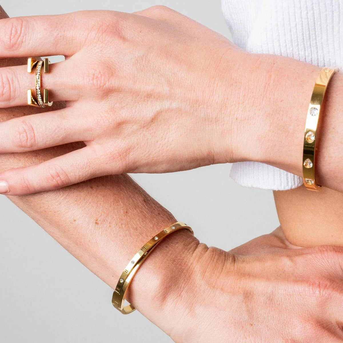 Intertwined Roman Numeral Bracelet 18k Gold Plated