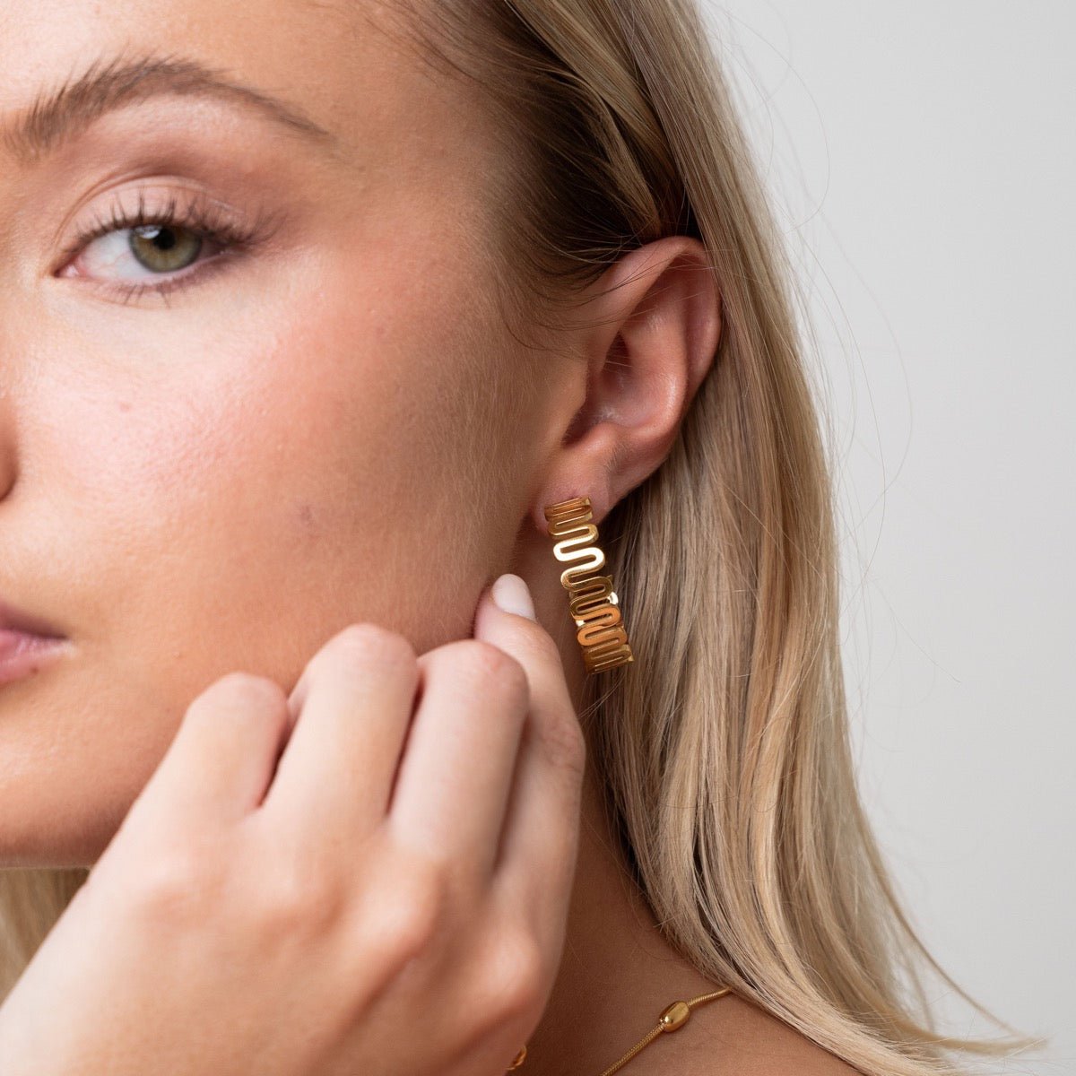 Zig Zag Earring Plated in 18k Gold