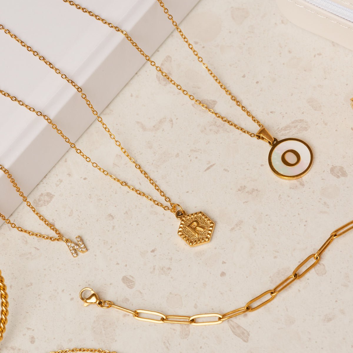 Collier avec initiale, plaqué or 18 carats